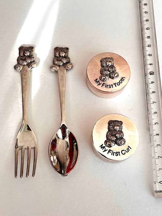 Set mit Teddybär-Löffel und -Gabel sowie zwei kleinen Döschen für den ersten Zahn und die erste Haarlocke