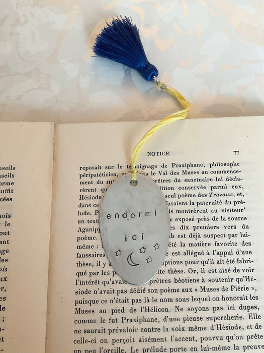 Bookmark with tassel "endormi ici"