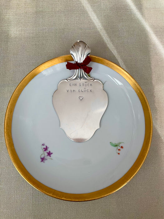 Cake servers with different texts