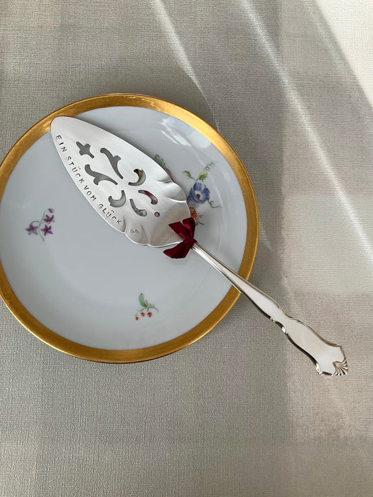 Cake servers with different texts