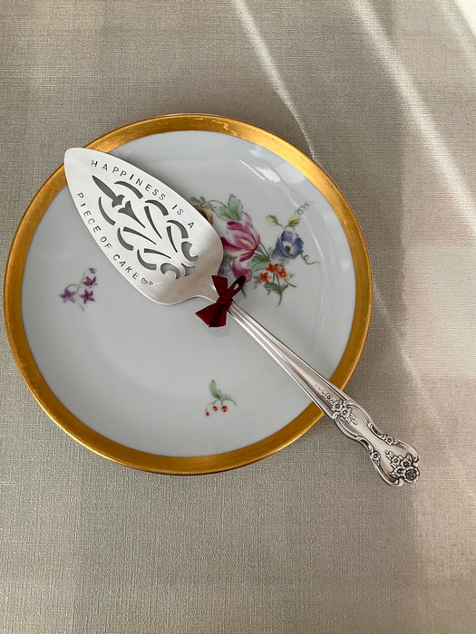 Cake servers with different texts