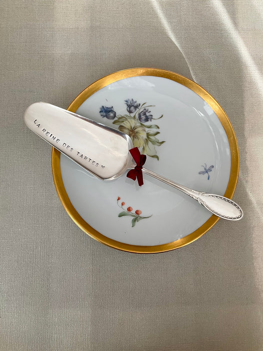 Cake servers with different texts