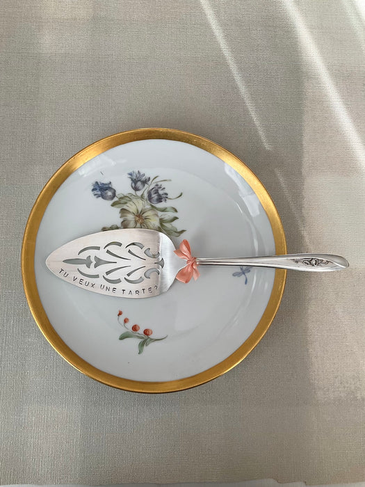 Cake servers with different texts