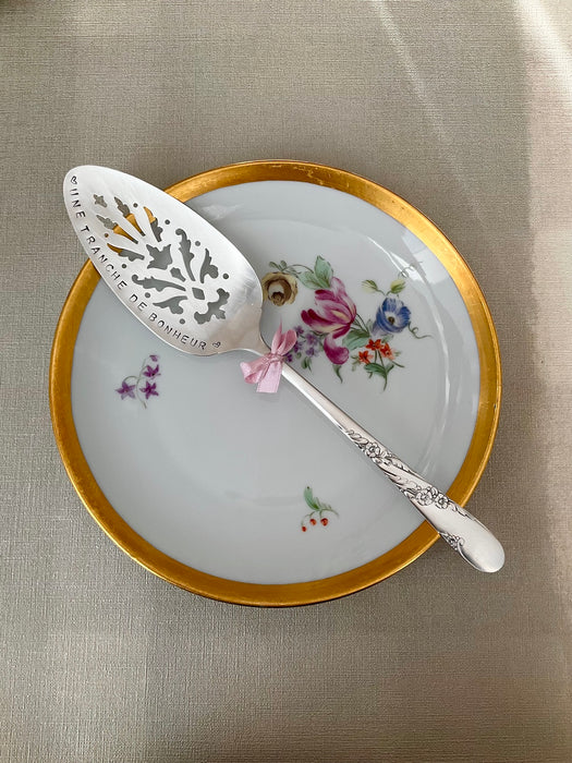 Cake servers with different texts