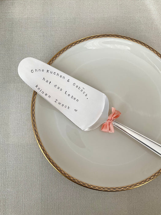 Cake servers with different texts
