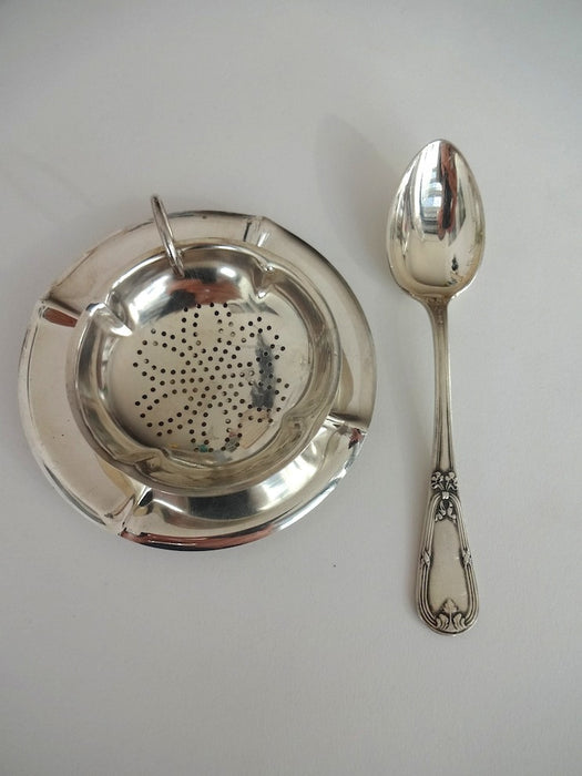 Tea strainer with spoon